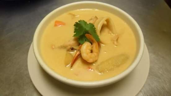 Sopa de caracol with vegetables and shrimp in a creamy broth
