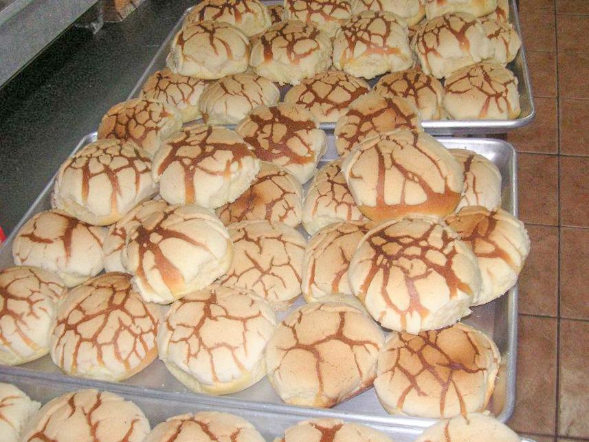 Honduran-style semitas with a cracked sugar crust on baking trays
